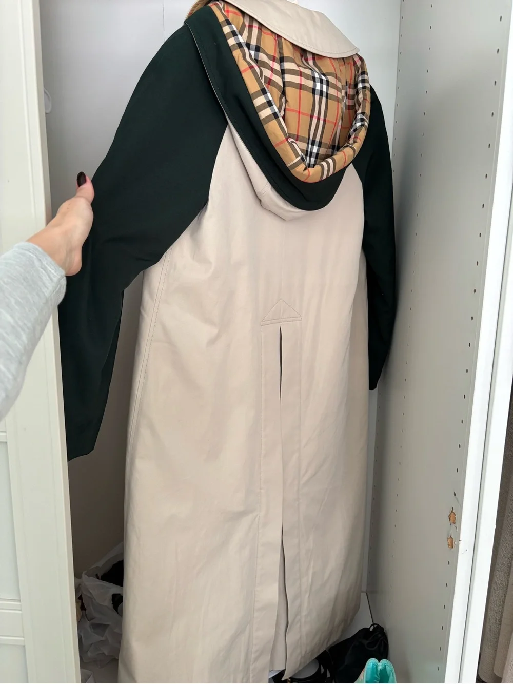 Burberry Dark Green and Beige Logo-Panel Coat - Picture 4 of 13